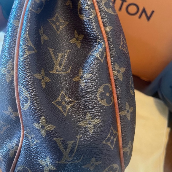 Louis Vuitton - Picture 5 of 16
